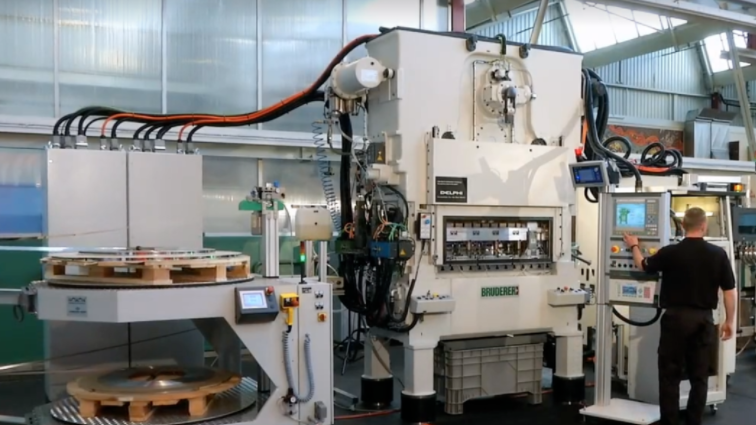 太快了，速度是普通沖床5~10倍，高速壓機中的戰斗機(圖2)